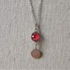 Collier Amaya en acier inoxydable argenté avec cabochon rouge et sequin rond