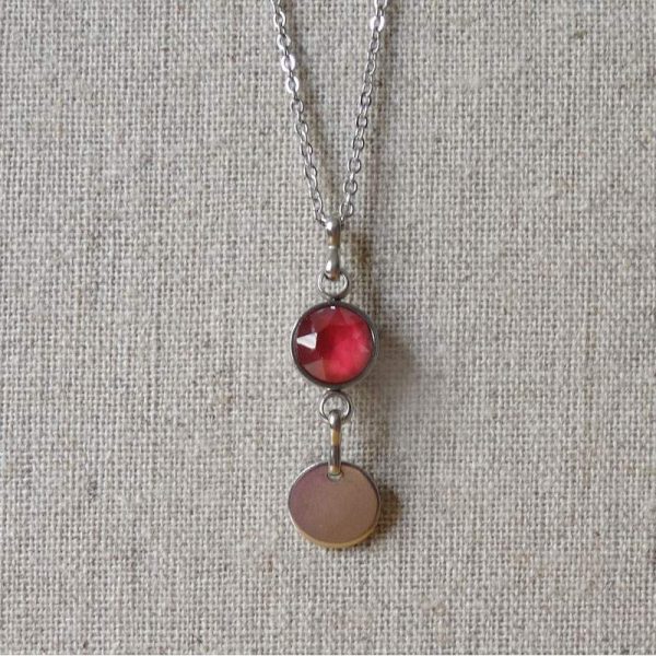 Collier Amaya en acier inoxydable argenté avec cabochon rouge et sequin rond