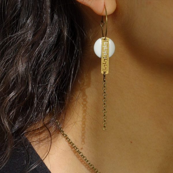 Créoles en laiton bronze avec connecteur grec sequin émaillé blanc et chaîne