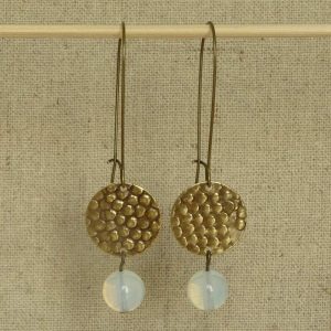 Boucles d'oreilles Artémis avec sequin martelé en laiton bronze et pierre de lune