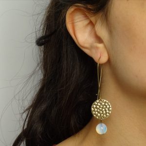 Boucles d'oreilles Artémis avec sequin martelé en laiton bronze et pierre de lune