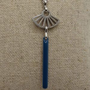 Collier acier inoxydable argenté avec breloque éventail et bâtonnet bleu petrol